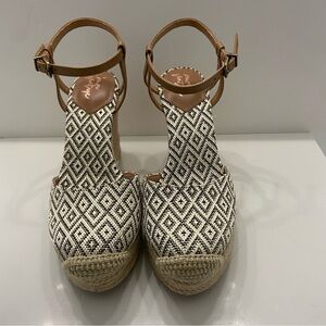 CROWN VINTAGE Wedge Heels Tan Black Closed Toe Ankle Strap Size 7 NEW